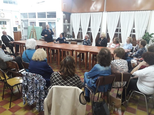 Reunión de funcionarios  policiales con jubilados.