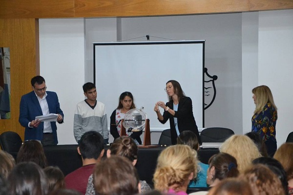 Sorteo de becas municipales para estudiantes.