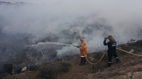 Bomberos de Bell Ville en el basural incendiado