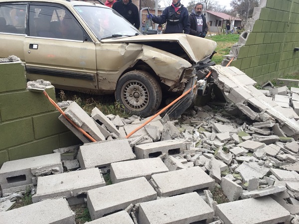 Un Peugeot 505 chocó contra una pared