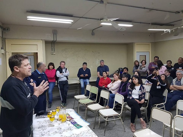 Reunión de vecinos de barrio Jardín con autoridades policiales y municipales