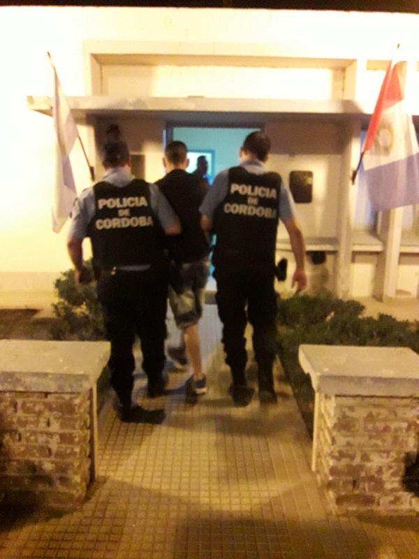 Detienen a dos personas en la vía pública