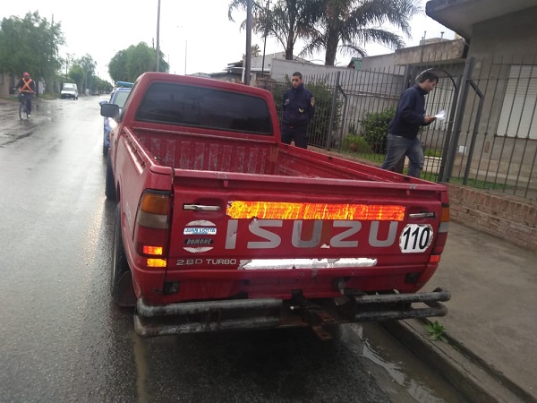 Robaron una camioneta Isuzu