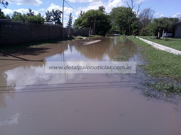 Villa Carlitos continúa con mucha agua
