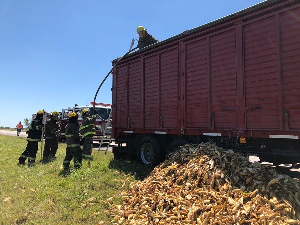 Principio de incendio en el acoplado de un camión que circulaba por autopista Córdoba – Rosario