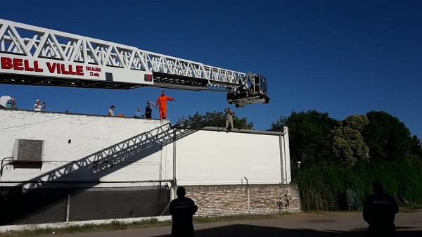 Una persona cayó al colapsar una torre de antena