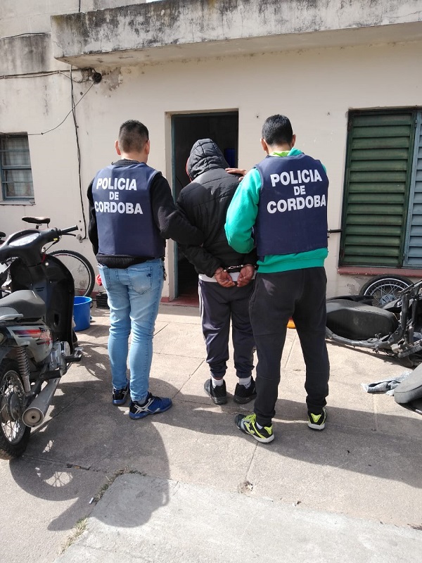 Detienen a una persona por robar una motocicleta y un teléfono