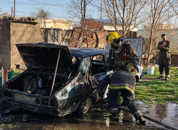 Se incendió un automóvil con destrucción casi total.