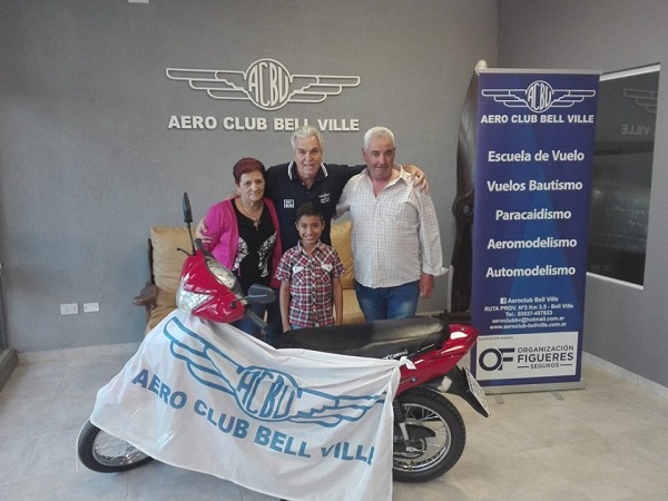 El Aeroclub entregó el premio al ganador de la motocicleta 0 km