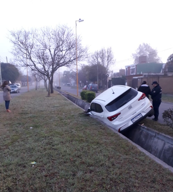 Un auto se despisto y cayó a un desagüe  de calle San Gerònimo.
