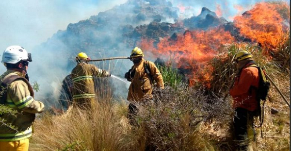 Bomberos de Bell Ville colaboran en incendios de las Sierras cordobesas.
