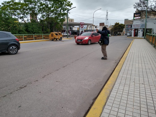 Precaución, media calzada habilitada en puente Sarmiento.