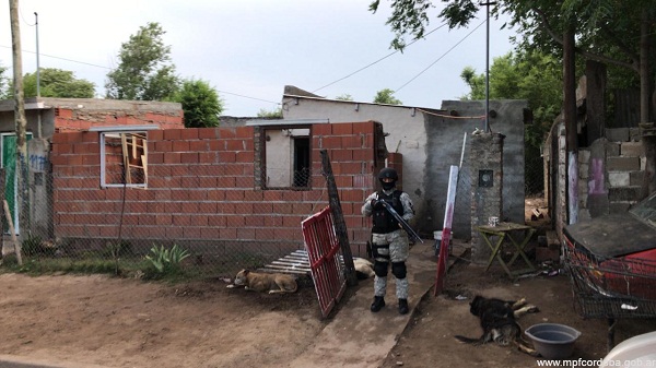 BELL VILLE: Al observar a la F.P.A., emprendió la fuga descartando droga y dinero. Rápidamente fue detenido