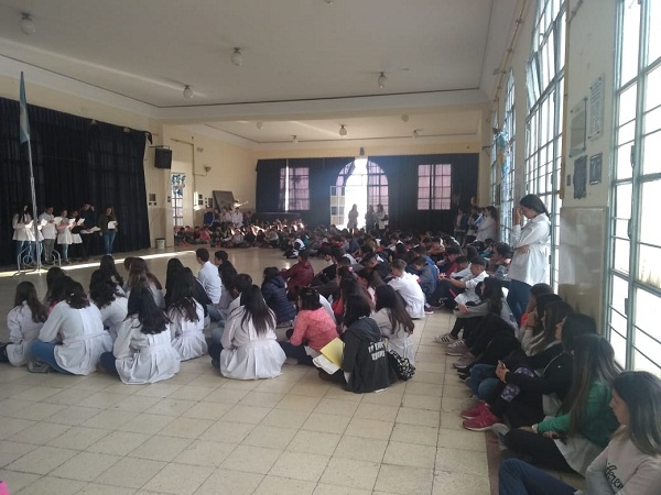 Estudiantes de cuarto año de la Escuela Normal de Bell Ville orgullosos por la llegada de la Dra. Sandra Díaz.