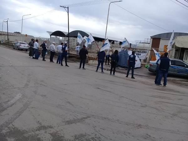 Petroleros reclaman aumento salarial en Bell Ville