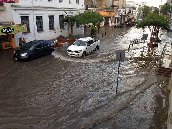 Tormenta de viento, agua y granizo en Bell Ville
