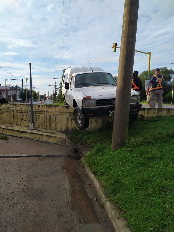 Se accidentó alcoholizado en el Puente de la Historia