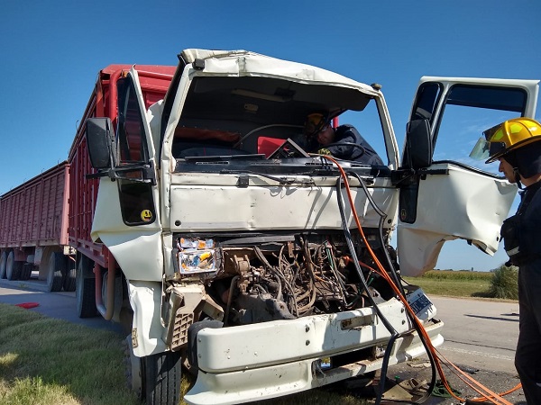 Accidente por alcance entre dos camiones en la Autopista-Cordoba Rosario Km 490