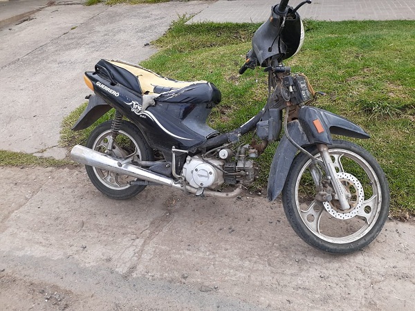 La Policía retiene dos motocicletas por no tener documentación.