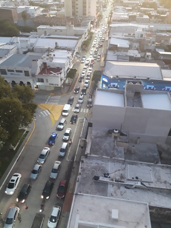 Inesperado embotellamiento en el centro de Bell Ville en pleno aislamiento, social, preventivo, obligatorio.