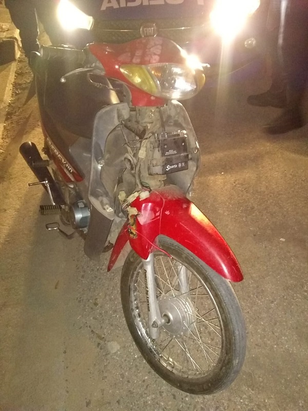 Roban una moto y los detienen.