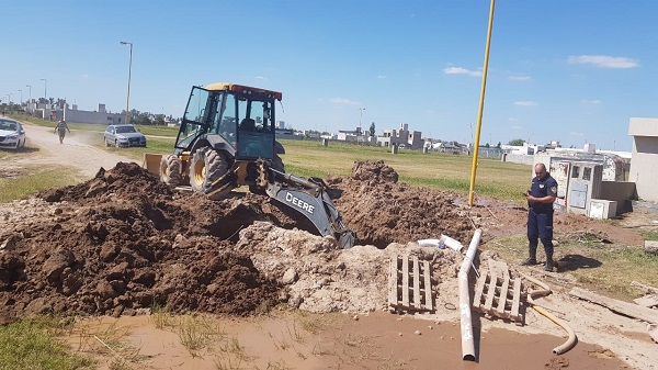 Rescatan un obrero de un desmoronamiento en barrio Campos del Oeste