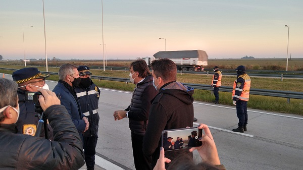 El ministro de Seguridad, Alfonso Mosquera y el Ministro de Gobiertno, Facundo Torres, entregaron vehículos de seguridad ciudadana y equipos para salúd pública en Unión y Marcos Juárez.