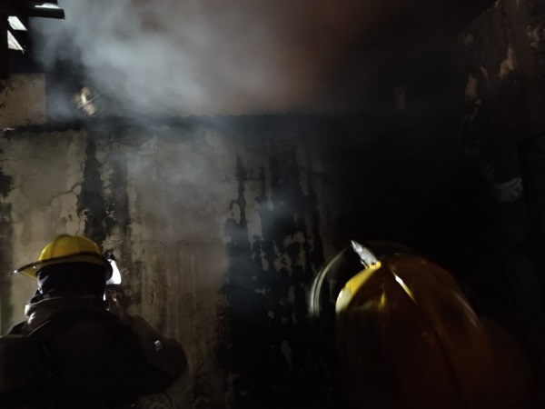 Se incendió totalmente un galpón al fondo de una vivienda.