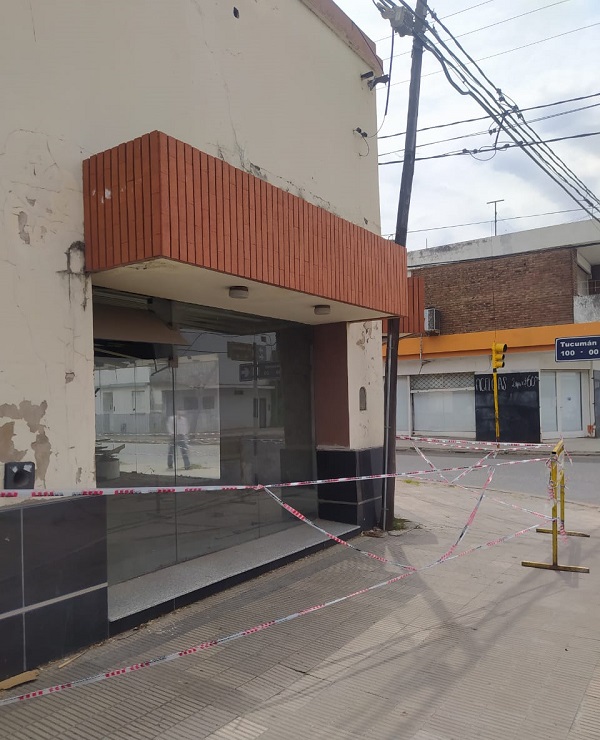 Por posible derrumbe de mampostería, vallan la esquina de Ascasubi y Tucuman.