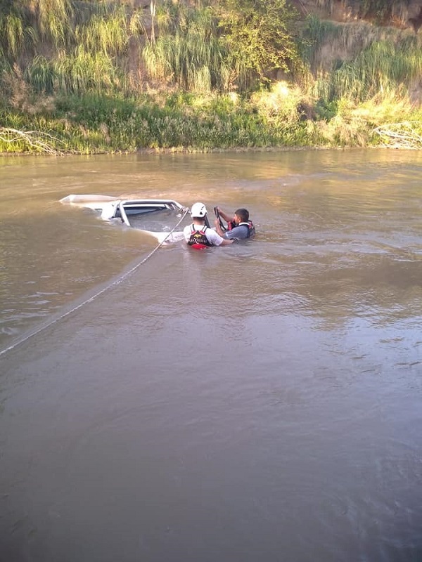 San Marcos: Una camioneta con dos ocupantes cayó al río.