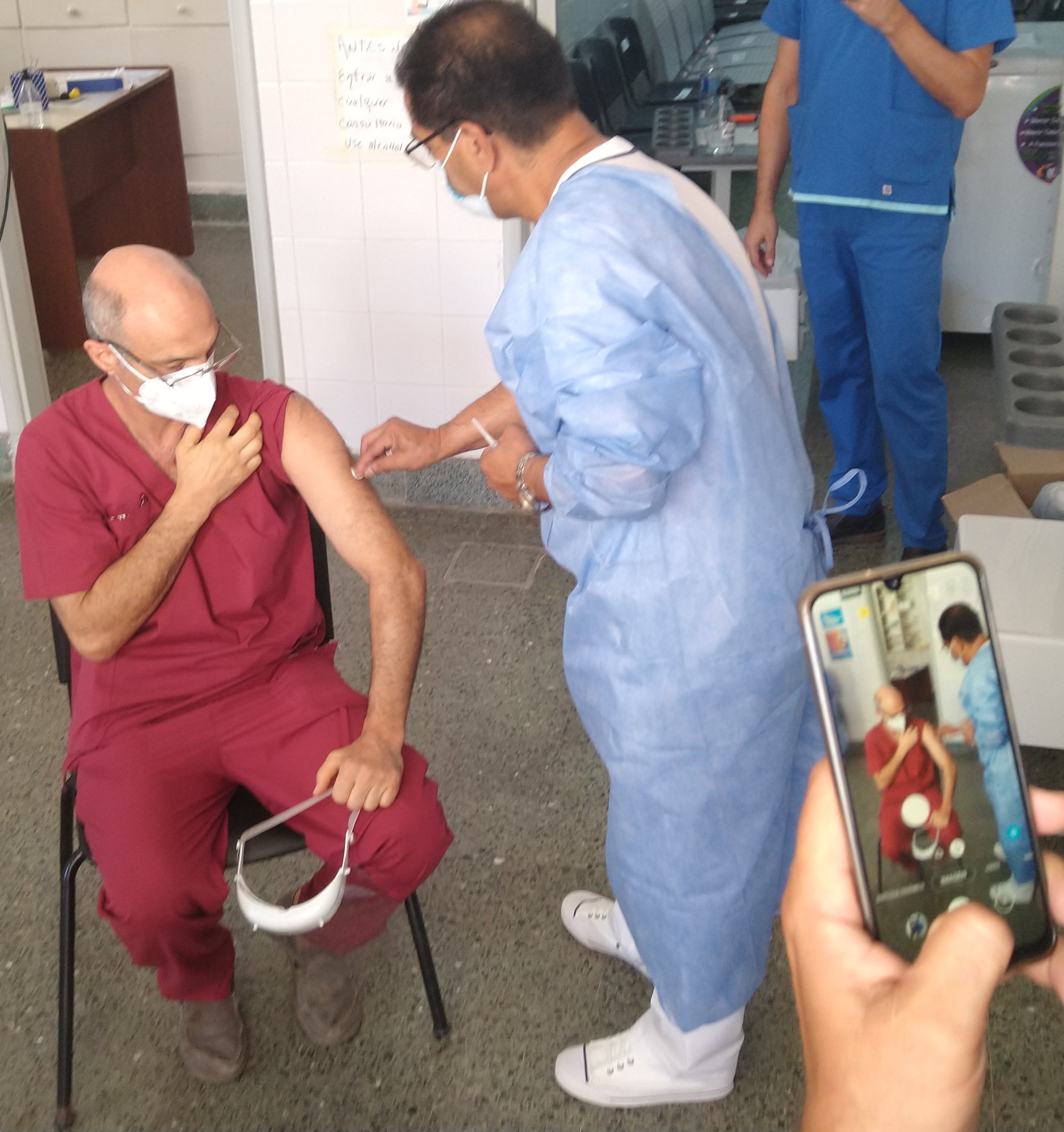 Santiago Bondone, jefe de terapia intensiva del hospital Ceballos de Bell Ville recibió la primera vacuna Sputnik.