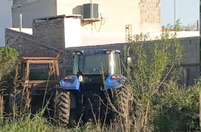 Un Productor lechero de Sacanta alquiló un avión y descubrió donde estaban dos tractores que le habían robado.