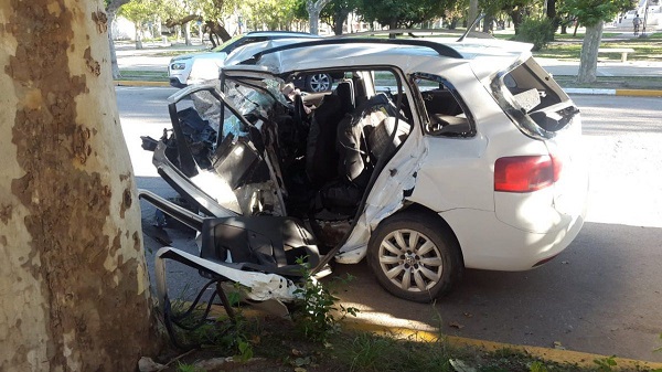 Canals: dos personas fallecieron en un accidente carretero.