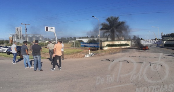 Productores bellvillenses bloquean la salida y el ingreso de A.F.A. en Bell Ville.