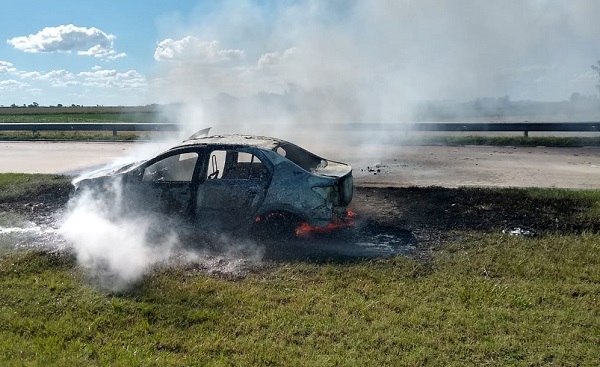 Bell Ville: incendio total de un auto en la autopista.