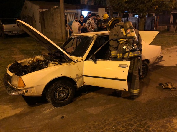 Bell Ville: Incendio de un vehículo en Bv. Illia.