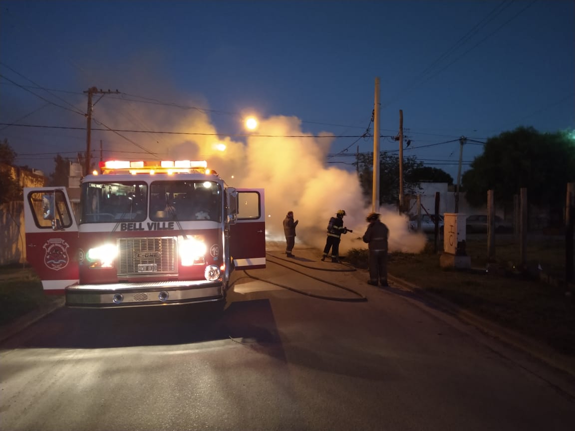 Bell Ville: incendio de restos de poda y basura.