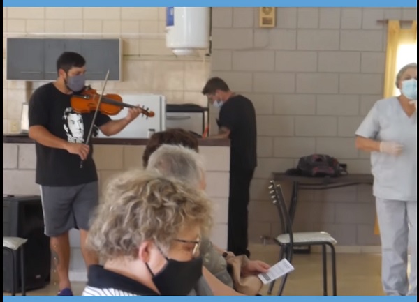 Monte Maíz: Música en vivo en el vacunatorio.