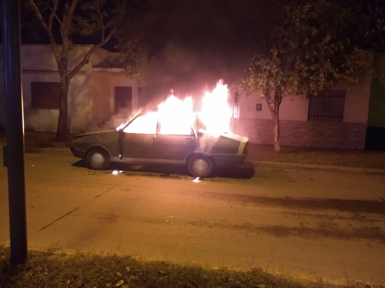 Bell Ville: incendio total de un automóvil.