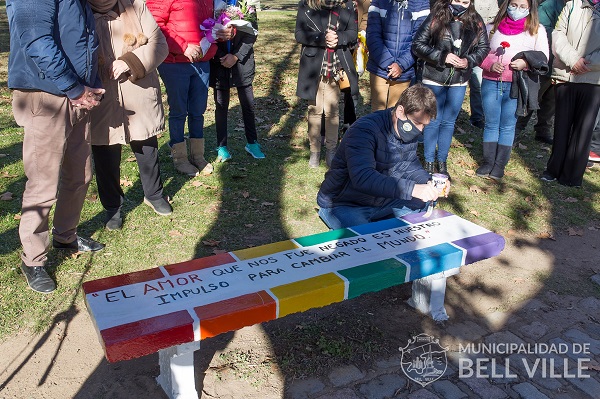 Bell Ville: En la Plaza Rubén Márquez se instaló un “Banco del Orgullo LGBTIQAP+”.
