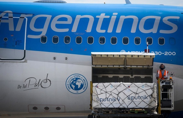País: La mayor cantidad de vacunas que se pudieron cargar en un vuelo: llegan hoy 818.150 dosis 1 de Sputnik V contra el Covid-19.