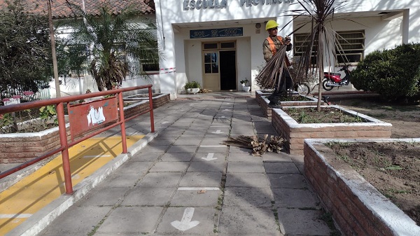 Bell Ville: el municipio colabora con el mantenimiento de escuelas.