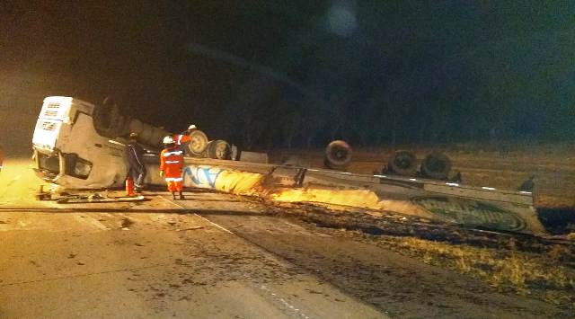 Bell Ville: vuelco de camión sobre la autopista Córdoba-Rosario
