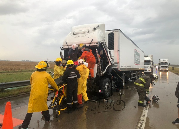 Bell Ville: accidente por alcance entre dos camiones en la autopista Córdoba – Rosario KM 503.