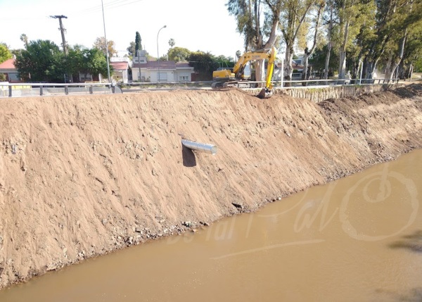 Bell Ville: Reparación de desagüe en la barranca del río.