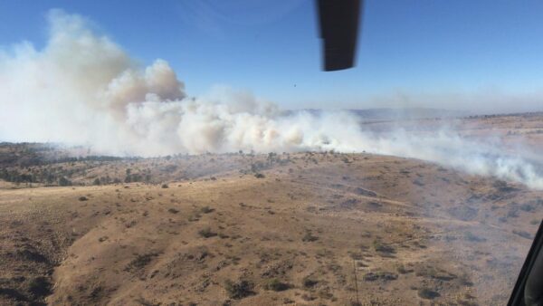 Continúa el combate del fuego en alta montaña y rige una alerta por riesgo extremo de incendios