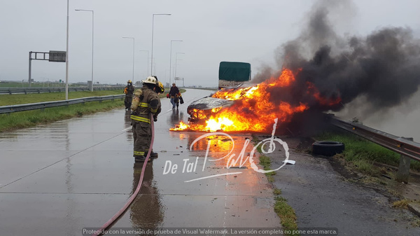 Monte Leña: accidente en solitario sobre la autopista, la camioneta se incendió.
