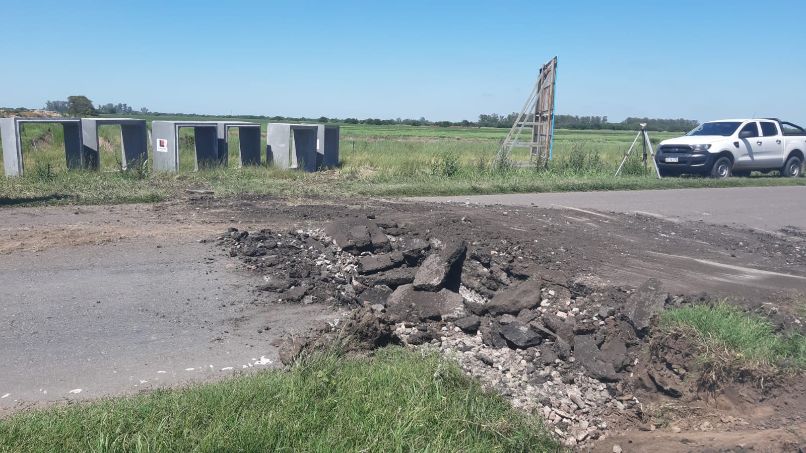 Monte Leña: corte de ruta nacional N° 9 por trabajos de canalización.