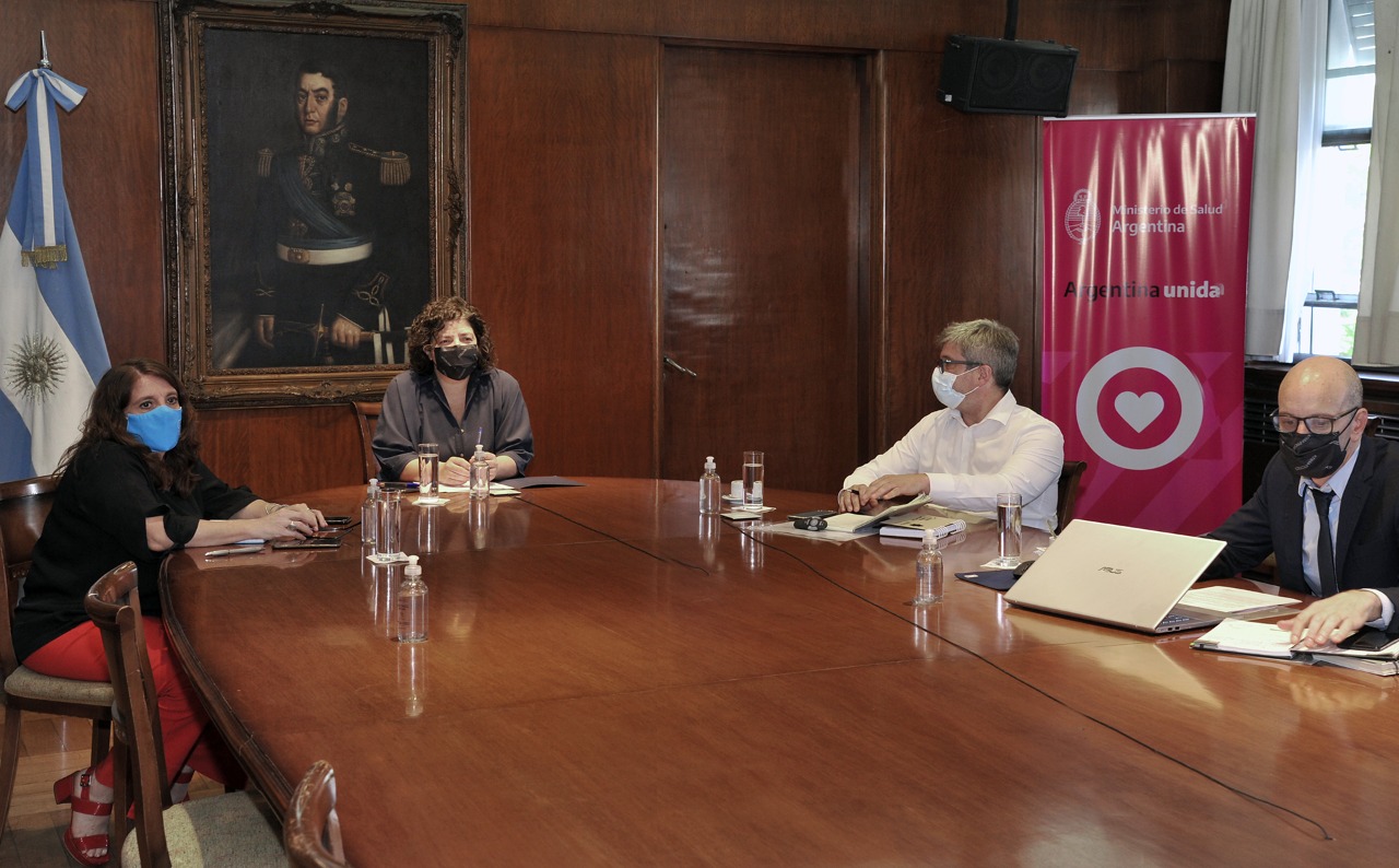 Mayores de 18 años pueden asistir a colocarse la tercera dosis transcurridos cuatro meses de la segunda.