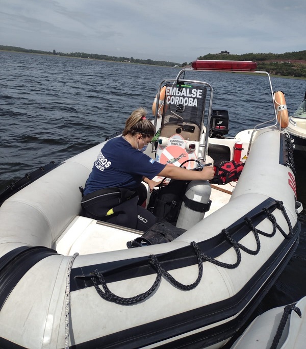 Buscan a un hombre desaparecido en el lago de Embalse.